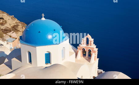 Santorini - griechische Kirche und Ägäischen Meer im Hintergrund, Stadt Oia, Santorin, Griechenland Stockfoto