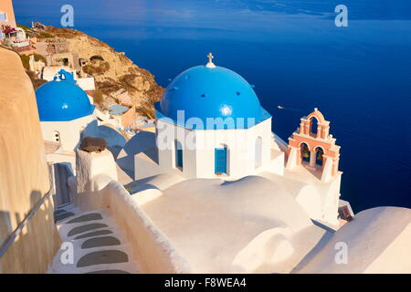 Beliebte Santorini Caldera Landschaft mit griechischen weißen Kirche mit Blick auf das Meer, Stadt Oia, Santorin, Griechenland Stockfoto