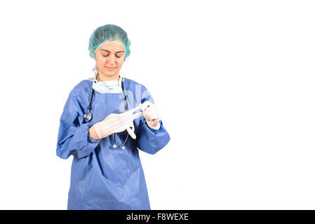 junge Dame Chirurg ausziehen ihre Handschuhe isoliert auf weißem Hintergrund Stockfoto