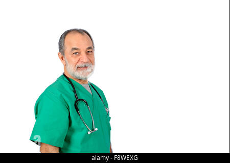 ältere männliche Chirurgie Betreiber Arzt mit grünen uniform Porträt isoliert auf weißem Hintergrund Stockfoto