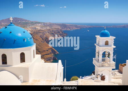 Thira (Kapital Stadt von Santorini) - griechischen weißen Kirche und Glockenturm mit Blick auf das Meer, Insel Santorin, Kykladen, Griechenland Stockfoto