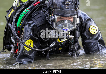 San Bernardino, Kalifornien, USA. 11. Dezember 2015. Ein FBI-Dive-Team-Mitglied führt eine Suche bei selbst Lake Park in San Bernardino, Kalifornien, den Vereinigten Staaten am 11. Dezember 2015. Das FBI sagte führt anzugeben, dass die schützen getötet 14 Personen im Inland Regional Center dieser Gegend gewesen war. Bildnachweis: Zhao Hanrong/Xinhua/Alamy Live-Nachrichten Stockfoto