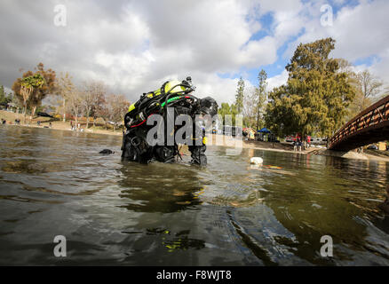 San Bernardino, Kalifornien, USA. 11. Dezember 2015. Ein FBI-Dive-Team-Mitglied führt eine Suche bei selbst Lake Park in San Bernardino, Kalifornien, den Vereinigten Staaten am 11. Dezember 2015. Das FBI sagte führt anzugeben, dass die schützen getötet 14 Personen im Inland Regional Center dieser Gegend gewesen war. Bildnachweis: Zhao Hanrong/Xinhua/Alamy Live-Nachrichten Stockfoto