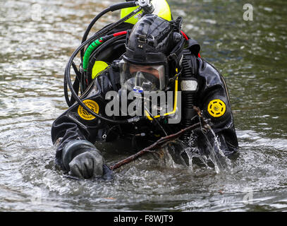 San Bernardino, Kalifornien, USA. 11. Dezember 2015. Ein FBI-Dive-Team-Mitglied führt eine Suche bei selbst Lake Park in San Bernardino, Kalifornien, den Vereinigten Staaten am 11. Dezember 2015. Das FBI sagte führt anzugeben, dass die schützen getötet 14 Personen im Inland Regional Center dieser Gegend gewesen war. Bildnachweis: Zhao Hanrong/Xinhua/Alamy Live-Nachrichten Stockfoto