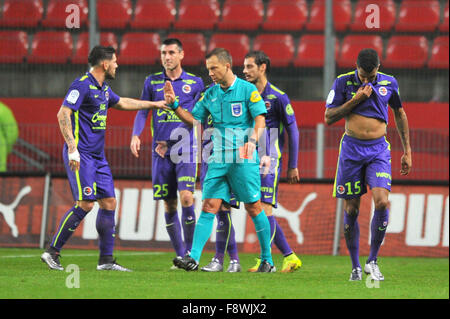 11.12.2015. Rennes, Frankreich. Französischen Liga 1 Fußball. Rennes gegen Caen.  Emmanuel IMOROU (Smc) ist von Schiedsrichter Johan HAMEL (ARBITRE) während der Vertreibung der roten Karte angesprochen Stockfoto