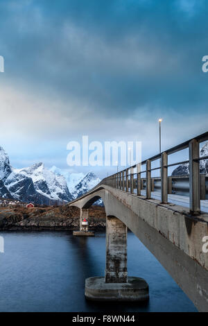 Brücke über den Fjord, Moskenesoya, Reine, Hamnoy, Hamnoy Lofoten, Norwegen Stockfoto