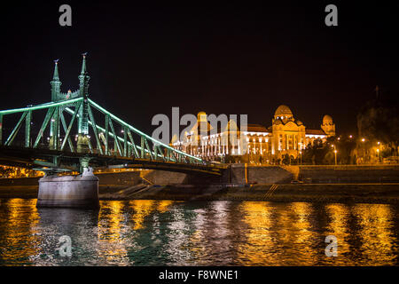 Beleuchtete Brücke und das Gellert-Hotel in der Nacht, Budapest, Ungarn Stockfoto