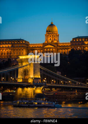 Budaer Burg und alte Kettenbrücke in der Abenddämmerung, Budapest, Ungarn Stockfoto