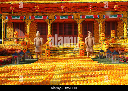 82. Zitronenfest Fête du Citron, chinesischer Pavillon aus Zitronen und Orangen, Jardins Bioves, Menton Stockfoto