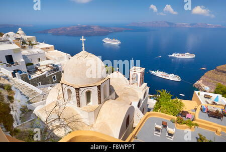 Thira (Kapital Stadt von Santorini) - griechische weiße Kirche mit Blick auf das Kreuzfahrtschiff am Ägäischen Meer, Insel Santorin, Griechenland Stockfoto