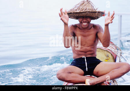 Fidschi-Inseln, Nukubati Island Resort, männliche Mitarbeiter ein gutes Lachen während des Laufes Ponton-Boot. Stockfoto