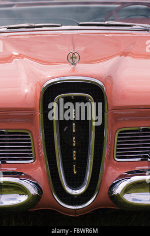 Rosa Mütze, amerikanische Edsel Oldtimer, macht treffen Oldtimer treffen, veränderte Nummernschild, Västerås, Schweden Stockfoto