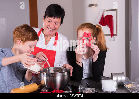 glückliche Familie in der Küche und bereitet Weihnachtsbäckerei Stockfoto