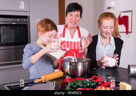 glückliche Familie in der Küche und bereitet Weihnachtsbäckerei Stockfoto
