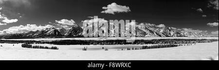 Schwarzen & weißen Winter Panoramablick über den Teton Bergkette, Wyoming, USA Stockfoto