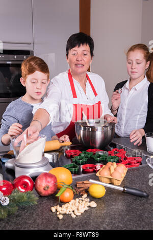 glückliche Familie in der Küche und bereitet Weihnachtsbäckerei Stockfoto