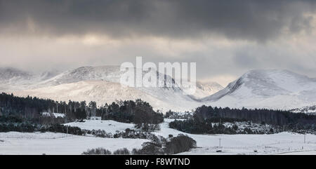 Lairig Ghru und Cairngorms im Winter in den Cairngorms National Park von Schottland. Stockfoto