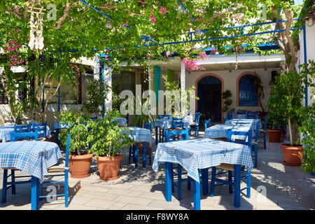 Lokales Restaurant dekoriert mit Blumen - Dorf Kamari, Santorin, Kykladen, Griechenland Stockfoto