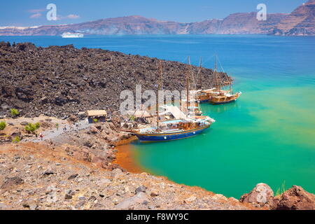 Nea Kameni - Griechenland, Kykladen-Inseln, ein kleiner Hafen für Sportboote, von hier aus führt der Weg zum Krater auf der Insel Stockfoto