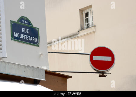 Straßenschild auf Rue Mouffetard in Paris, Frankreich Stockfoto