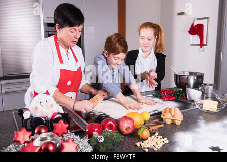 glückliche Familie in der Küche und bereitet Weihnachtsbäckerei Stockfoto