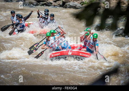 Norwegische und neuseeländische Meistermannschaften treten bei den Rafting-Weltmeisterschaften in der Sprint-Kategorie von Kopf bis Kopf an. Stockfoto