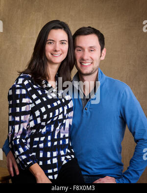 Studio-Porträt eines jungen Paares Stockfoto