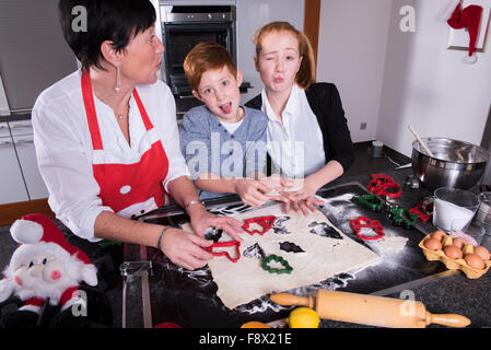 glückliche Familie in der Küche und bereitet Weihnachtsbäckerei Stockfoto