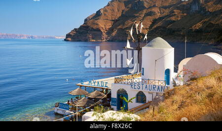 Thirasia - Griechenland, Kykladen-Inseln, Windmühle im Hafen Korfos Stockfoto