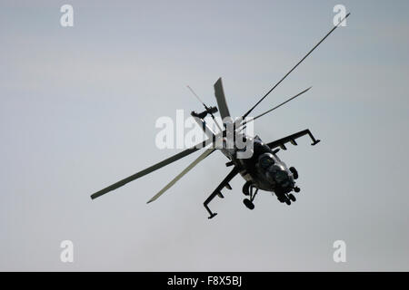 Kampfhubschrauber im Flug Stockfoto