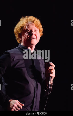 Liverpool, Großbritannien. 11. Dezember 2015. Mick Hucknall von Simply Red führt während ihres 30-jährigen Jubiläums World Tour an der Liverpool Echo Arena. © Paul Warburton/Alamy leben Nachrichten Stockfoto