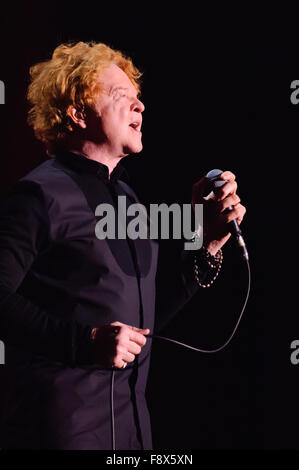 Liverpool, Großbritannien. 11. Dezember 2015. Mick Hucknall von Simply Red führt während ihres 30-jährigen Jubiläums World Tour an der Liverpool Echo Arena. © Paul Warburton/Alamy leben Nachrichten Stockfoto