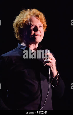 Liverpool, Großbritannien. 11. Dezember 2015. Mick Hucknall von Simply Red führt während ihres 30-jährigen Jubiläums World Tour an der Liverpool Echo Arena. © Paul Warburton/Alamy leben Nachrichten Stockfoto