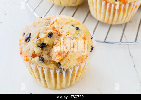 Leckere hausgemachte Karotten-Rosinen-Muffins. Stockfoto