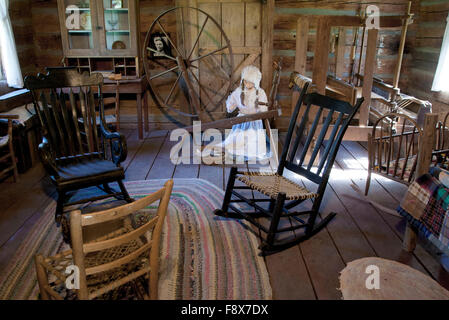Ausstellung der frühen Oregon Trail Siedler Hütte am Fort Walla Walla, Washington, USA, 2105. Stockfoto