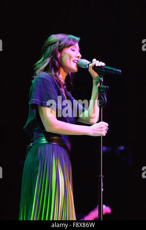 Liverpool, Großbritannien. 11. Dezember 2015. Australische Sängerin Natalie Imbruglia, führt als Unterstützung für Simply Red auf ihr 30-jähriges Jubiläum World Tour an der Liverpool Echo Arena. © Paul Warburton/Alamy leben Nachrichten Stockfoto