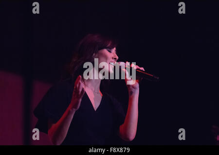 Liverpool, Großbritannien. 11. Dezember 2015. Australische Sängerin Natalie Imbruglia, führt als Unterstützung für Simply Red auf ihr 30-jähriges Jubiläum World Tour an der Liverpool Echo Arena. © Paul Warburton/Alamy leben Nachrichten Stockfoto