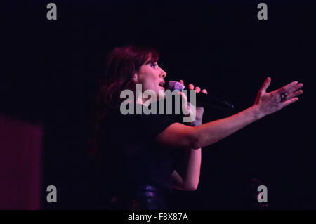 Liverpool, Großbritannien. 11. Dezember 2015. Australische Sängerin Natalie Imbruglia, führt als Unterstützung für Simply Red auf ihr 30-jähriges Jubiläum World Tour an der Liverpool Echo Arena. © Paul Warburton/Alamy leben Nachrichten Stockfoto