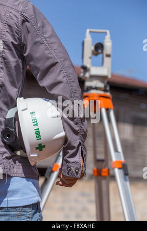 Ingenieur mit Siebenkämpferin oder Theodolit für Umfrage Linie Spalten für den Bau von Gebäuden Stockfoto