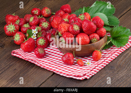 Erdbeeren auf rot karierte Serviette Stockfoto