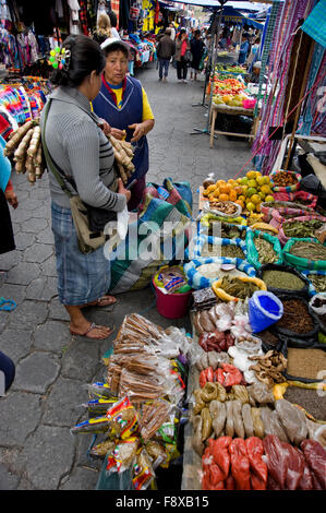 Bunter Markt in Otavalo, Ecuador Stockfoto