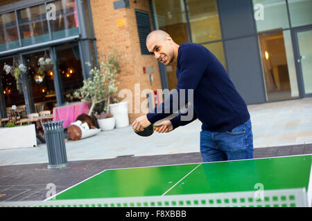 junger Mann spielen Ping-pong Stockfoto