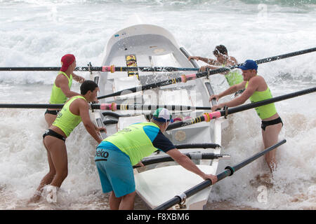 Sydney, Australien. 12. Dezember 2015. Ozean Thunder jährliche Serie Professional Classics racing aus Dee Why Beach umfasst 24 Elite Herren Teams und 12 Elite Damen-Teams aus ganz Australien. Bildnachweis: model10/Alamy Live-Nachrichten Stockfoto