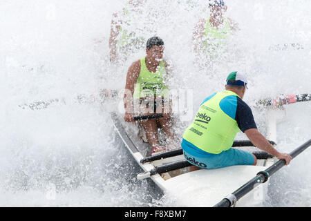 Sydney, Australien. 12. Dezember 2015. Jährliche Ocean Thunder Serie professioneller Surfbootrennen von Dee Why Beach, an denen 24 Elite-Mannschaften für Männer und 12 Elite-Frauen-Mannschaften aus ganz Australien teilnehmen. Das Männerteam war durchnässt, als das Boot auf eine große Welle traf, und der Sweep kämpft darum, die Kontrolle über das Surfboot zu behalten. Credit: model10/Alamy Live News Stockfoto