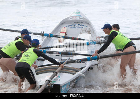 Sydney, Australien. 12. Dezember 2015. Ozean Thunder jährliche Serie Professional Classics racing aus Dee Why Beach umfasst 24 Elite Herren Teams und 12 Elite Damen-Teams aus ganz Australien. Bildnachweis: model10/Alamy Live-Nachrichten Stockfoto