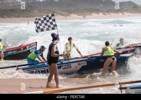 Sydney, Australien. 12. Dezember 2015. Ozean Thunder Professional Classics racing aus Dee Why Beach umfasst 24 Elite Herren Teams und 12 Elite Damen-Teams aus der ganzen Credit: model10/Alamy Live-Nachrichten Stockfoto