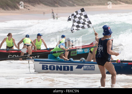 Sydney, Australien. 12. Dezember 2015. Ozean Thunder Professional Classics racing aus Dee Why Beach umfasst 24 Elite Herren Teams und 12 Elite Damen-Teams aus der ganzen Credit: model10/Alamy Live-Nachrichten Stockfoto