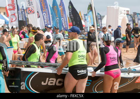 Sydney, Australien. 12. Dezember 2015. Ozean Thunder Professional Classics racing aus Dee Why Beach umfasst 24 Elite Herren Teams und 12 Elite Damen-Teams aus der ganzen Credit: model10/Alamy Live-Nachrichten Stockfoto