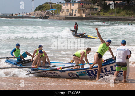 Sydney, Australien. 12. Dezember 2015. Ozean Thunder Professional Classics racing aus Dee Why Beach umfasst 24 Elite Herren Teams und 12 Elite Damen-Teams aus der ganzen Credit: model10/Alamy Live-Nachrichten Stockfoto