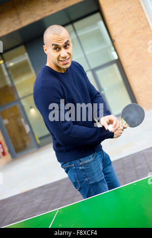 junger Mann spielen Ping-pong Stockfoto